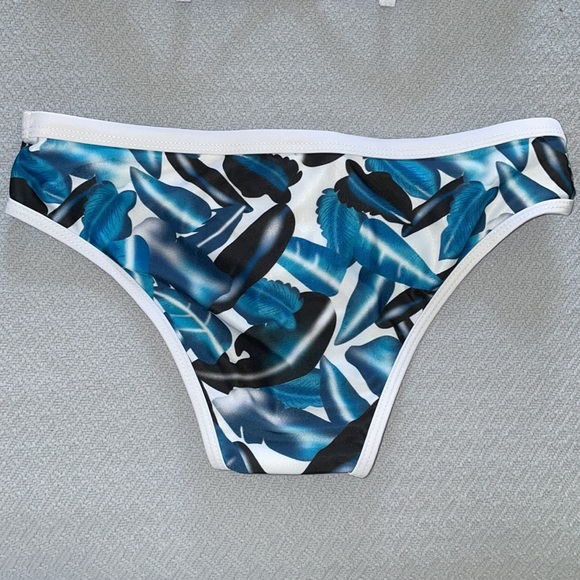 ๐โค๏ธ๐บ๐ธJuly 4th Sale! ๐บ๐ธ๐โค๏ธ Triangle Tropical Print Bikini Set - Picture 5 of 9
